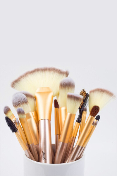 18 Piece Makeup Brush Set Cream - 3