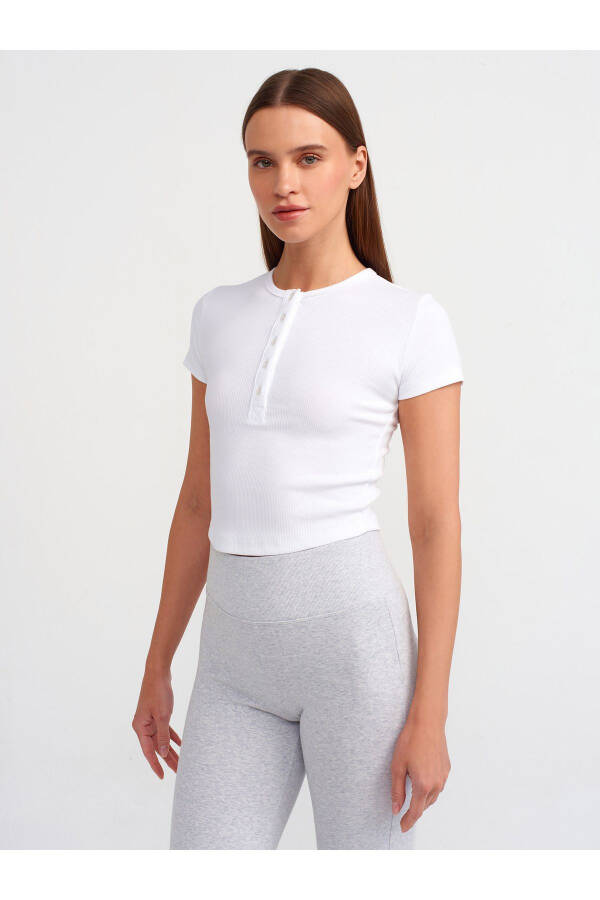 30938 Tugmalar bilan bezatilgan Crop Top - Oq - 15