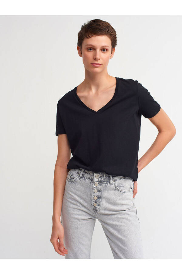 3470 V Neck Basic T-shirt - Black - 1