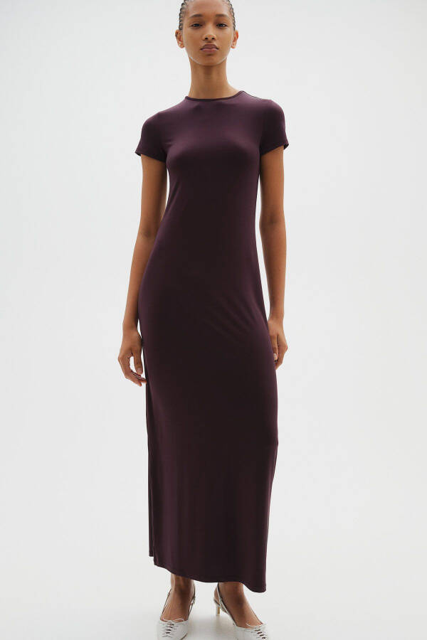 A body-hugging jersey dress for a comfortable and stylish look. - 2