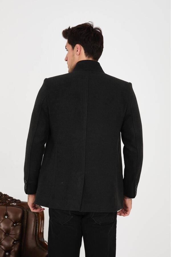 A double-breasted, slim-fit cashmere coat. - 4