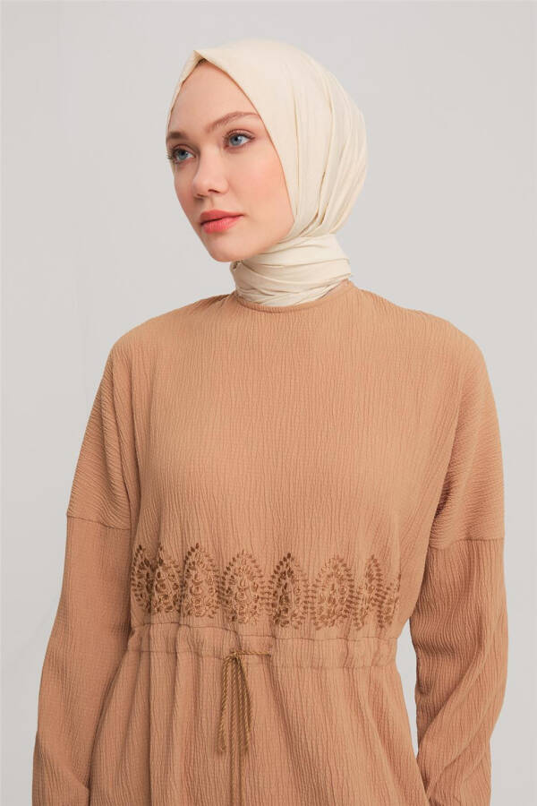 Armine Beli Nakışlı Elbise 24Y9811 Camel - 4