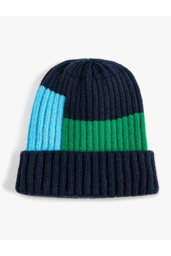 Beanie with ribbed knit and color blocks. - 4