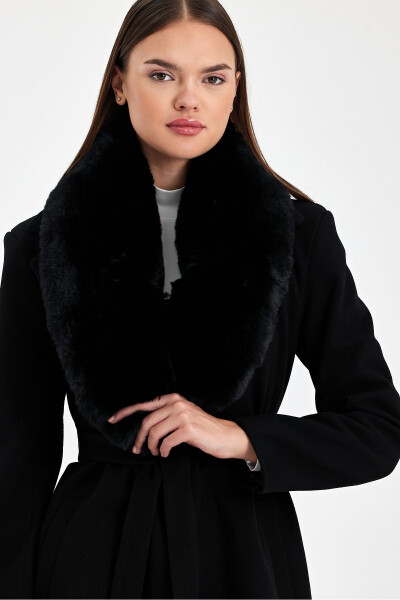 Black collar, fur-trimmed cashmere coat. - 7