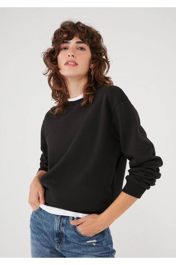 Black Crewneck Sweatshirt 8816126-900 - 1