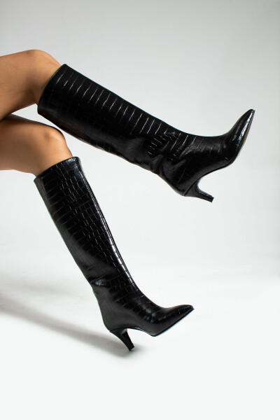 Black crocodile print women's boots with 5 cm heels. - 8