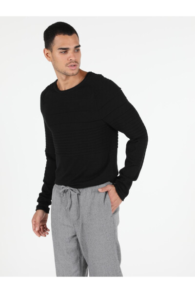 Black slim fit crew neck men's sweater - 3