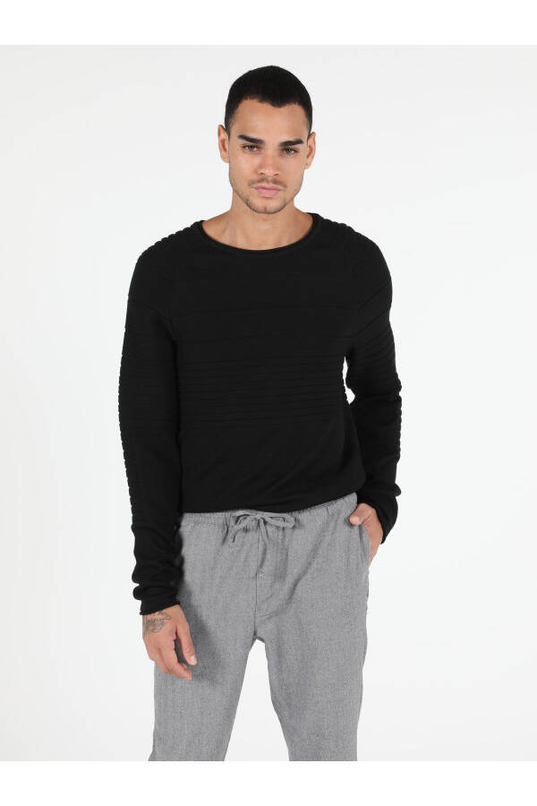 Black slim fit crew neck men's sweater - 4