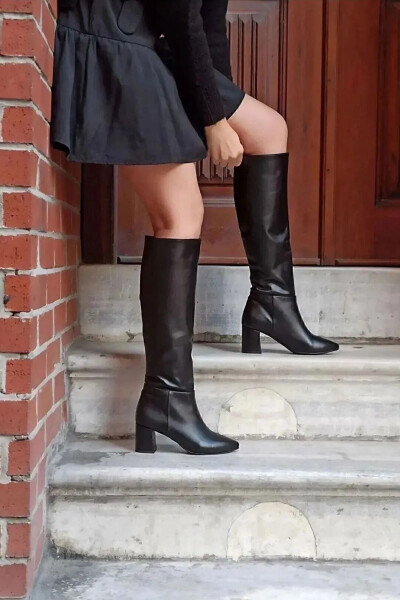 Black zipper knee-high heeled boots. - 2