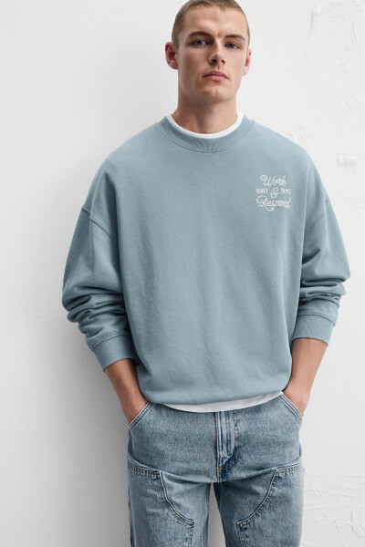 Blue sweatshirt with contrast print - 13