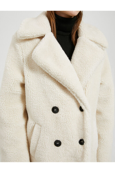 Buttoned double-breasted plush coat with pockets - 5