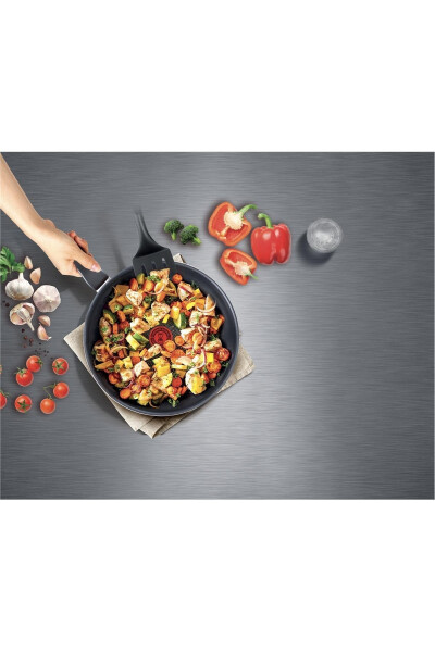 C38470 Titanium 2X XL Covered Frying Pan 24 cm - 5