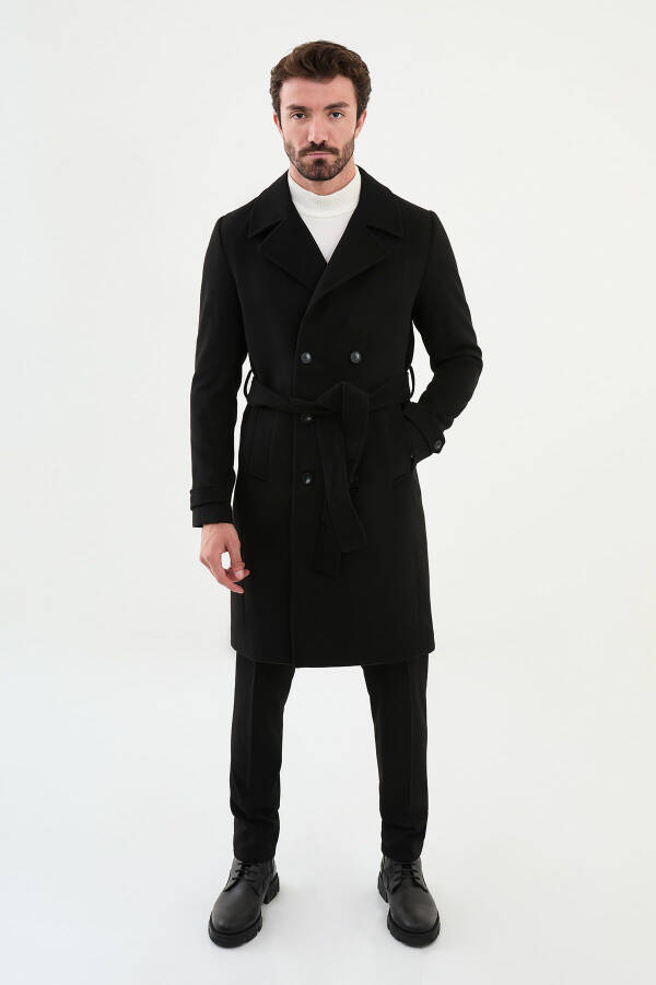 Coat with a pointed collar. - 9