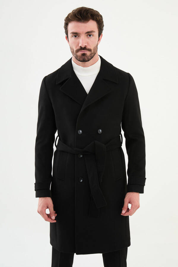 Coat with a pointed collar. - 1