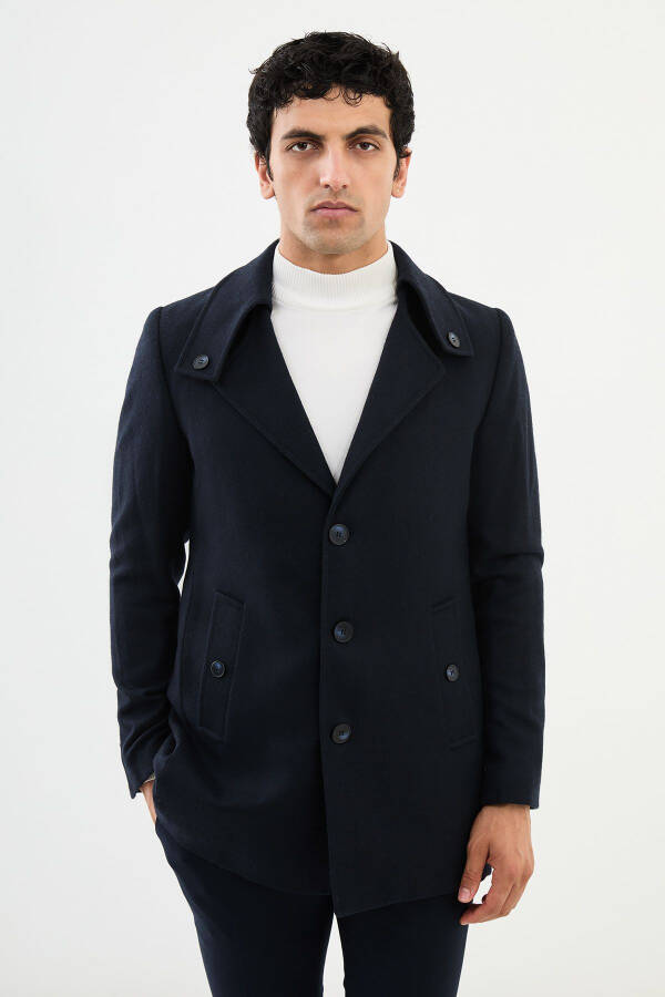 Coat with buttoned collar - 3