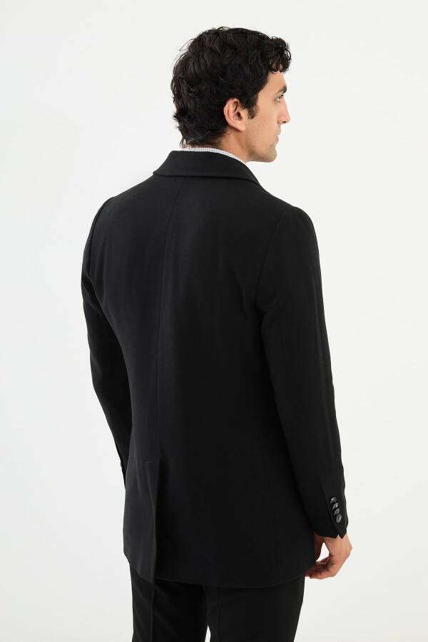 Coat with buttoned collar - 4