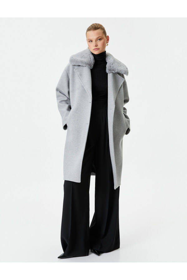 Coat with detachable faux fur pockets. - 2