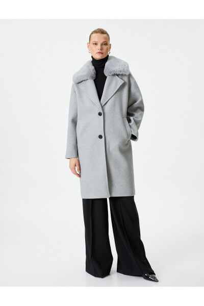 Coat with detachable faux fur pockets. - 3