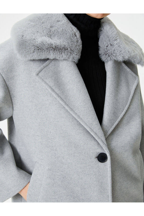 Coat with detachable faux fur pockets. - 5