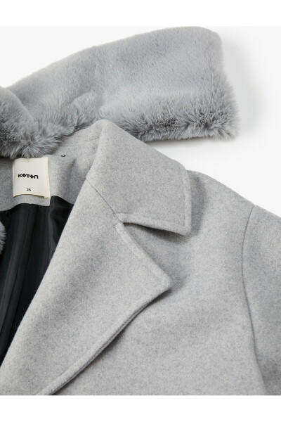 Coat with detachable faux fur pockets. - 7