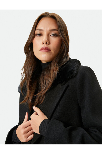 Coat with detachable faux fur pockets and buttons. - 10