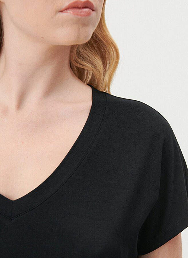 Comfortable, plain black t-shirt for women. - 5