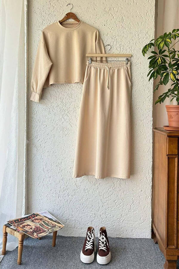 Cream 2 Thread Sweat Skirt & Ahsen Crop Set - 1