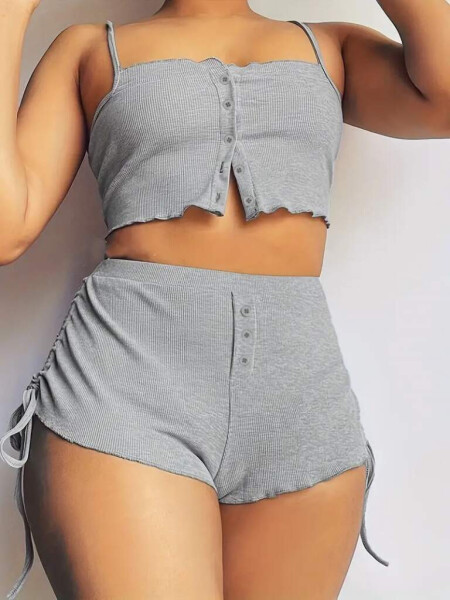 Crop bluz ve short takım. Kadın ip askılı, büzgülü. - 1