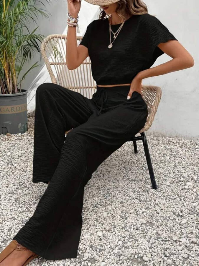 Crop top and wide leg pants with elastic waist. - 1