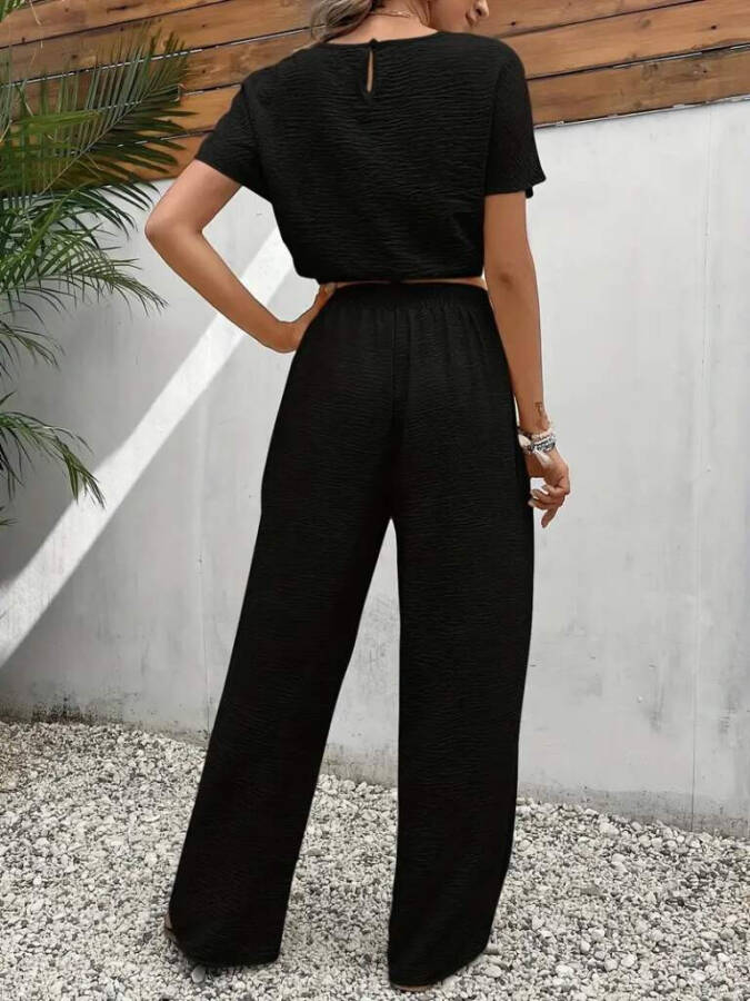 Crop top and wide leg pants with elastic waist. - 3