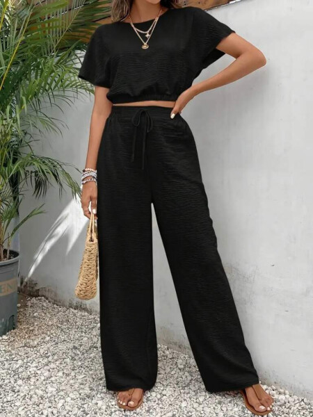 Crop top and wide leg pants with elastic waist. - 4