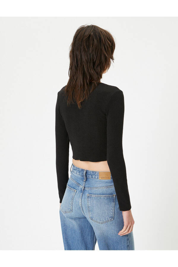 Cropped Cardigan with Bike Neck and Metal Accessories - 10