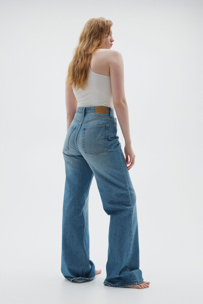 Curvy fit, wide leg, ultra high rise jeans. - 3