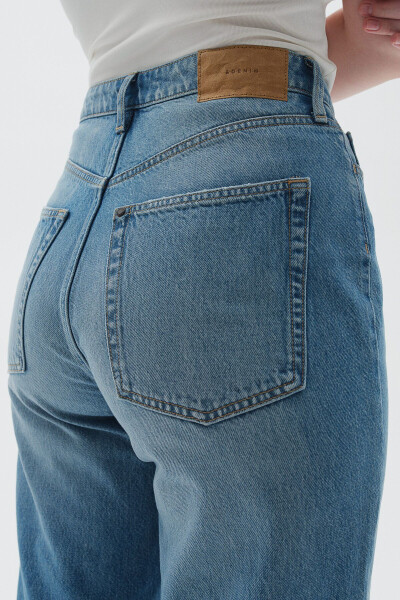 Curvy fit, wide leg, ultra high rise jeans. - 4