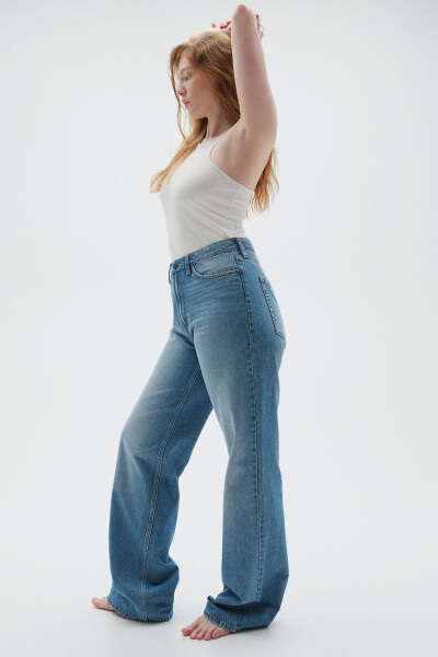 Curvy fit, wide leg, ultra high rise jeans. - 5