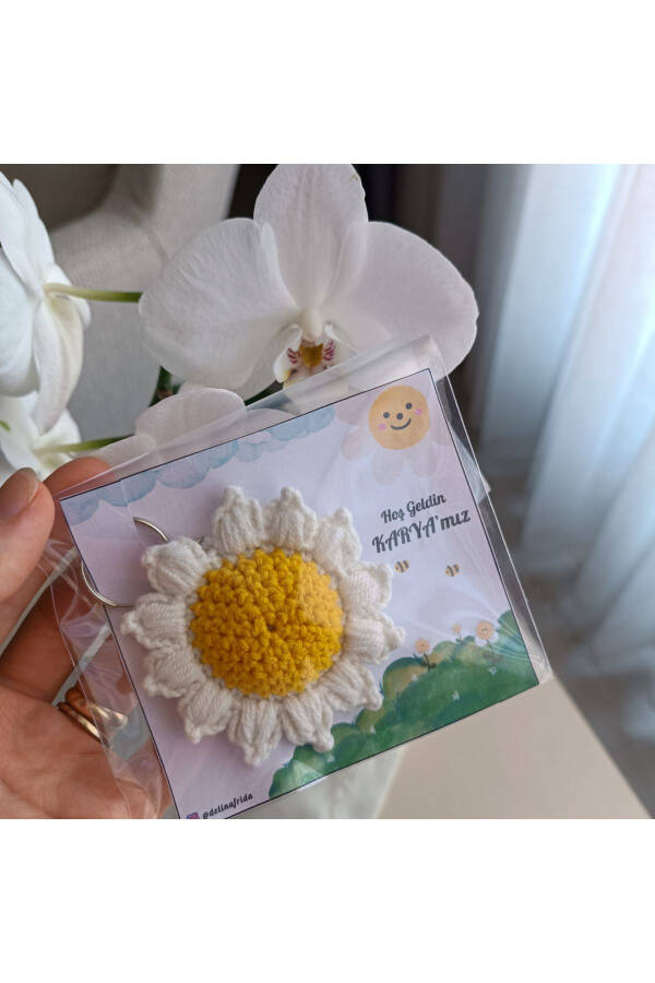 Daisy Knit Keychain Birthday, Newborn, Engagement, Henna, Wedding - 25 pieces - card swap - 3