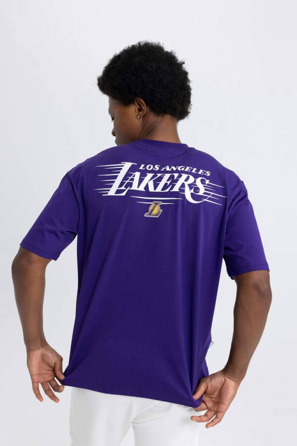 DeFactoFit NBA Los Angeles Lakers Oversize Fit Bisiklet Yaka Kısa Kollu Tişört Koyu Mor - 1