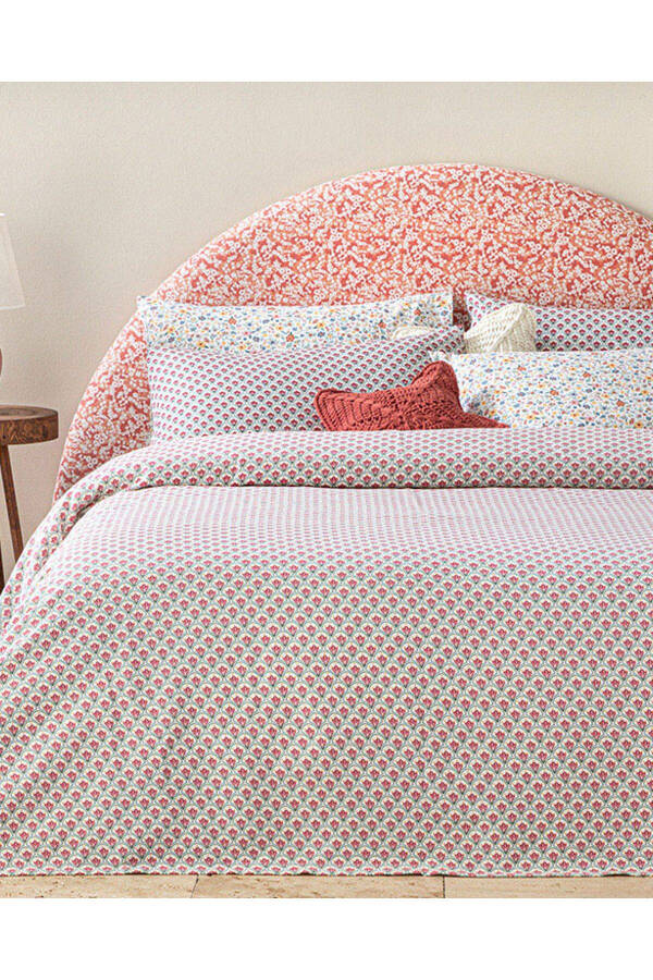 Double Bed Quilt with Sweet Tulips Print Dark Pink - 1