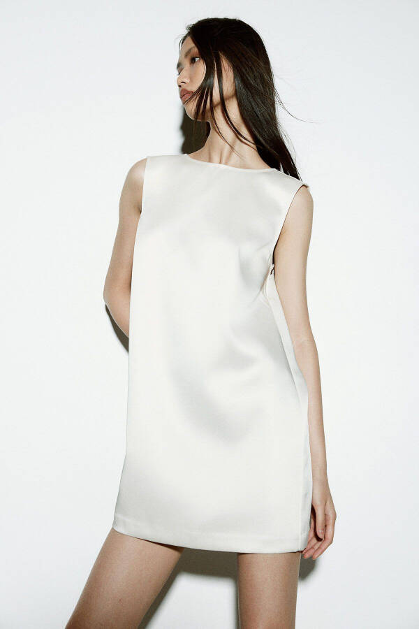 Dress with a deep back slit - 2