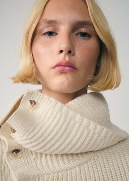 Ecru buttoned sweater with a funnel neck. - 8