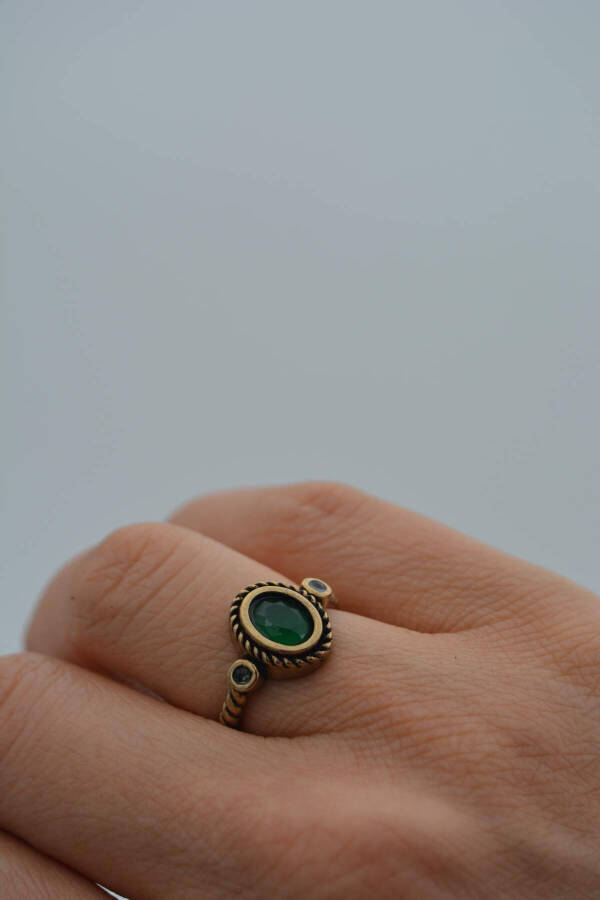 Emerald ring with a baroque design inspired by the Stone Age. - 1