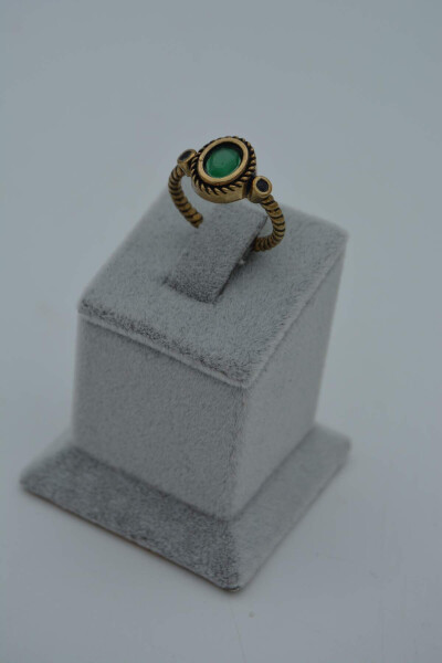 Emerald ring with a baroque design inspired by the Stone Age. - 2