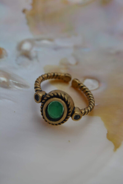 Emerald ring with a baroque design inspired by the Stone Age. - 3