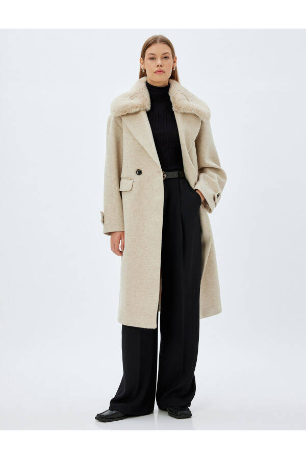 Faux fur, long cashmere coat. Removable collar, thick knit pockets. - 2