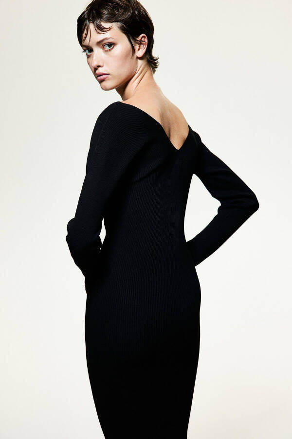 Fitted dress with elastic knit. - 4