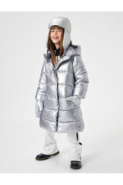 Girls' long puffer jacket with hood, filling, and zippered pockets. - 1