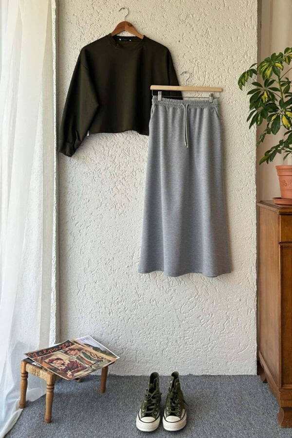 Gray 2 Yarn Sweat Skirt & Khaki Ahsen Crop Set - 1