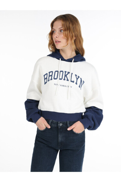 Kadınlar için beyaz kapüşonlu sweatshirt. - 2