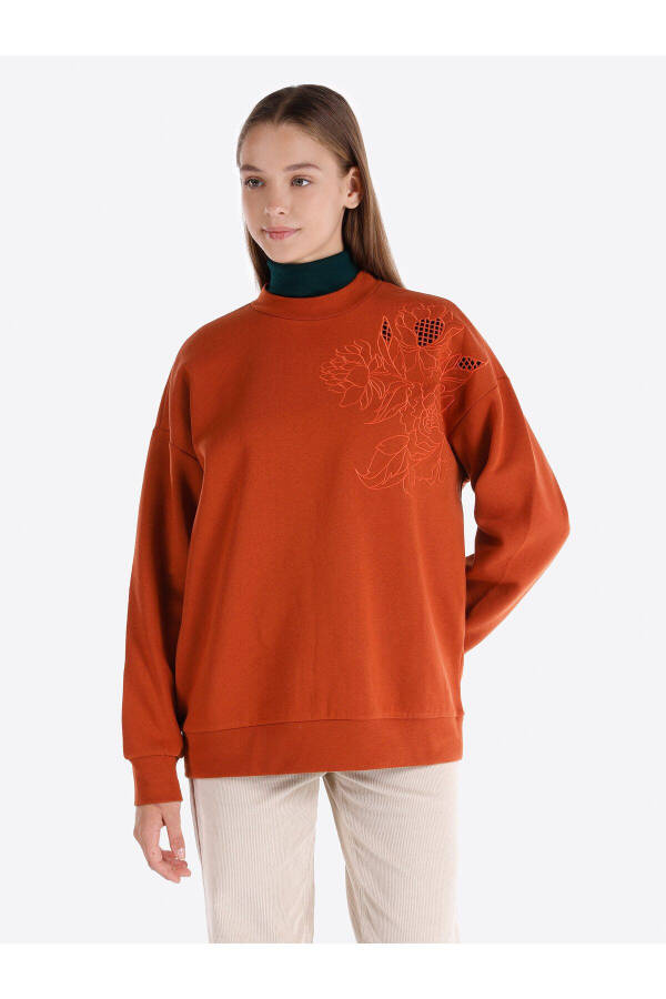 Kadınlar için kahverengi baskılı sweatshirt - 1