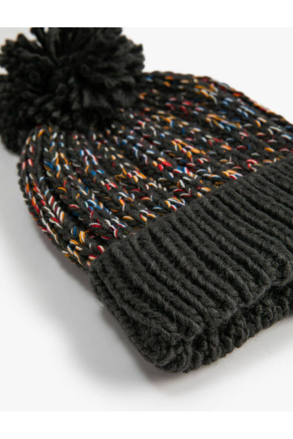 Knitted beanie with pompom detail - 3